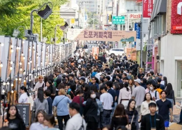 Open Special Korean Style 8 People 5 Minutes Walk From Jeonpo Station Cafe Street Seomyeon 17minutes From Airport 13 Minutes From Ktx,1 Minute From Bifc *